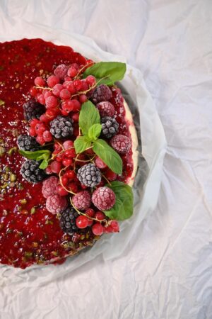 Raspberry cheesecake with creamy filling and raspberry topping – Neeko