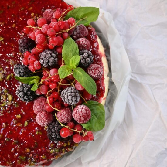 Raspberry cheesecake with creamy filling and raspberry topping – Neeko
